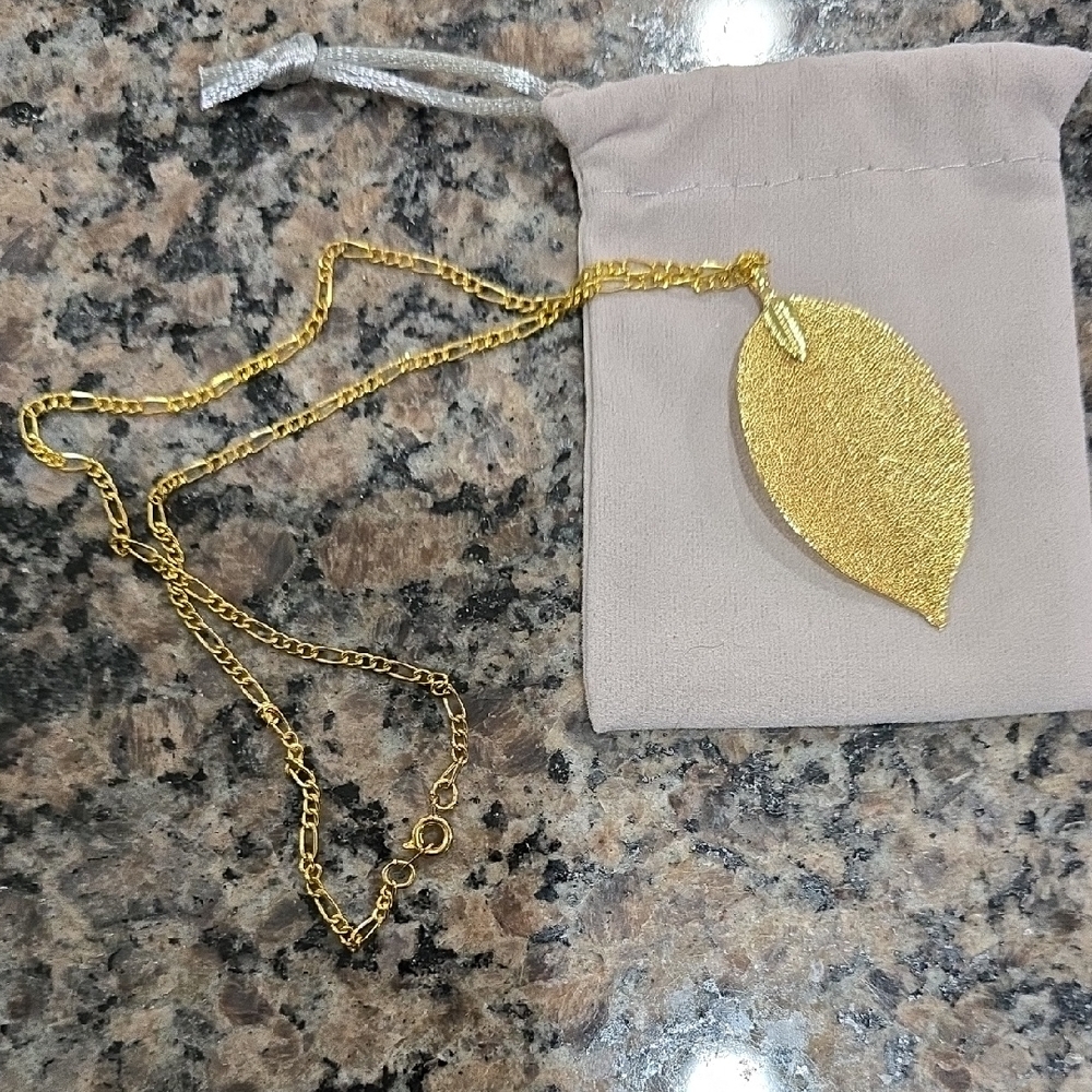Elegant Gold Leaf Necklace